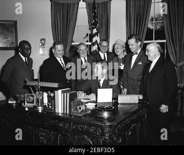 Treffen mit den Kongressabgeordneten von Pennsylvania, 5:59PM Uhr. Treffen mit Mitgliedern des Kongresses aus Pennsylvania. Präsident John F. Kennedy sitzt am Schreibtisch. Blick auf, L-R: Kongressabgeordneter Robert N. C. Nix; Kongressabgeordneter James A. Byrne; Kongressabgeordneter William J. Green, Jr.; Kongressabgeordneter Herman toll; Kongressabgeordneter Kathryn E. Granahan; Senator Joseph S. Clark; Kongressabgeordneter William A. Barrett. Oval Office, White House, Washington, D.C. Stockfoto