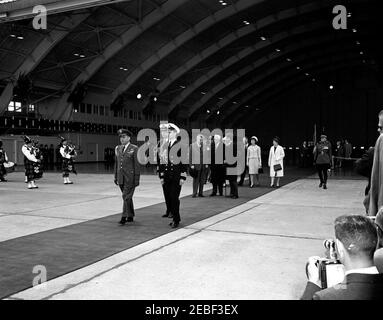 Reise nach Ottawa, Kanada: Abreisezeremonie, 9:45am Uhr. Präsident John F. Kennedy und First Lady Jacqueline Kennedy verlassen Ottawa nach einem Staatsbesuch. Spaziergang entlang Teppich, L-R: Air Force Aide to the President, General Godfrey T. McHugh; zwei nicht identifiziert; Premierminister von Kanada, John G. Diefenbaker; Gouverneur General von Kanada, Georges P. Vanier; Präsident Kennedy; nicht identifiziert; Frau Kennedy; Olive Palmer Diefenbaker (Ehefrau von Premierminister Diefenbaker). Royal Canadian Air Force Station Uplands, Ottawa, Ontario, Kanada. [Foto von Harold Sellers] Stockfoto