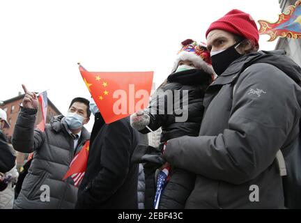 New York, Usa. Februar 2021, 12th. Ein Kind hält eine chinesische Flagge, während es am Freitag, den 12. Februar 2021, die Feierlichkeiten bei einer Mondneujahrsparade in der Chinatown-Abteilung von Manhattan in New York City beobachtet. Dieses Mondneujahr verabschiedet sich vom Jahr der Ratte und hallo zum Jahr des Ochsen. Foto von John Angelillo/UPI Kredit: UPI/Alamy Live Nachrichten Stockfoto