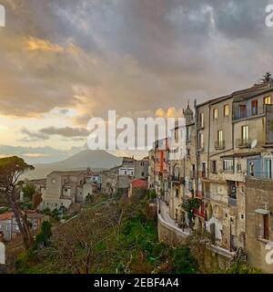 Panoramablick auf die Altstadt von Guardia Sanframondi in der Provinz Benevento, Italien. Stockfoto