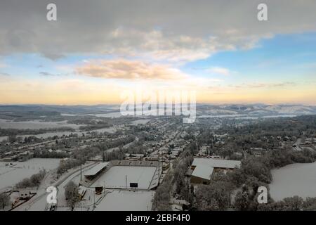 Schnee bedeckt Szilvasvarad Stadt in Ungarn Stockfoto