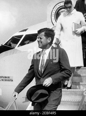 Präsident Kennedy kommt von West Palm Beach, Florida, um 4:20pm Uhr auf der Andrews Air Force Base an. Präsident John F. Kennedy und First Lady Jacqueline Kennedy steigen von der Air Force One aus und kommen von West Palm Beach, Florida, auf dem Andrews Air Force Base in Maryland an. Stockfoto