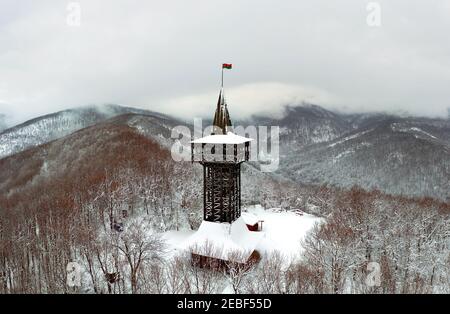 Millenium Aussichtsturm in der Nähe von Szilvásvárad Ungarn. Herrliche Aussicht auf das Szalajka Tal und die Bukk Berge und die Szilvasvarad Stadt. Ein Teil von Bukk Stockfoto