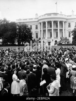 Empfang ausländischer Studenten, 4:45pm Uhr. Präsident John F. Kennedy und First Lady Jacqueline Kennedy begrüßen Studenten und Reporter, die sich auf South Lawn zu einem Empfang ausländischer Studenten versammelten. Präsident Kennedy steht in Menschenmenge auf der linken Seite. White House, Washington, D.C. Stockfoto