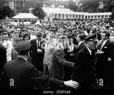 Empfang ausländischer Studenten, 4:45pm Uhr. Präsident John F. Kennedy und First Lady Jacqueline Kennedy begrüßen Studenten und Reporter, die sich auf South Lawn zu einem Empfang ausländischer Studenten versammelten. White House, Washington, D.C. Stockfoto