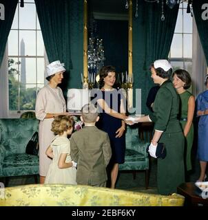 Präsentation der NASA (National Aeronautics and Space Administration) Distinguished Service Medal (DSM) an Astronaut Cmdr. Alan B. Shepard, Jr., 10:00am Uhr. Empfang nach der Zeremonie der Verleihung der Distinguished Service Medal der National Aeronautics and Space Administration (NASA) an Astronautenkommandant Alan B. Shepard, Jr. L-R: Louise Brewer Shepard (Ehefrau von Commander Shepard); zwei nicht identifizierte Kinder; First Lady Jacqueline Kennedy; nicht identifiziert; erste Ladyu2019s Pressesekretärin, Pamela Turnure. Green Room, White House, Washington, D.C. Stockfoto