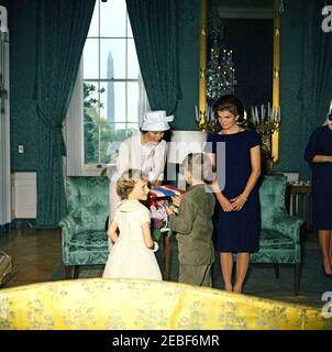 Präsentation der NASA (National Aeronautics and Space Administration) Distinguished Service Medal (DSM) an Astronaut Cmdr. Alan B. Shepard, Jr., 10:00am Uhr. Empfang im Anschluss an die Verleihung der Distinguished Service Medal der National Aeronautics and Space Administration (NASA) an Astronautenkommandant Alan B. Shepard, Jr. Louise Brewer Shepard (Ehefrau von Commander Shepard) und First Lady Jacqueline Kennedy besuchen zwei unbekannte Kinder. Green Room, White House, Washington, D.C. Stockfoto