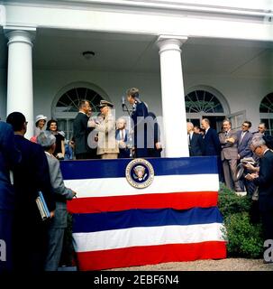 Präsentation der NASA (National Aeronautics and Space Administration) Distinguished Service Medal (DSM) an Astronaut Cmdr. Alan B. Shepard, Jr., 10:00am Uhr. Präsentation der Distinguished Service Medal der National Aeronautics and Space Administration (NASA) an Astronautenkommandant Alan B. Shepard, Jr. auf Plattform, L-R: Louise Brewer Shepard (Ehefrau von Commander Shepard); First Lady Jacqueline Kennedy; Commander Shepard; Sekretär der Marine, John Connally, Jr.; Stabschef der US Navy, Admiral Arleigh A. Burke; Senator Styles Bridges (New Hampshire); Präsident John F. Kennedy. S Stockfoto