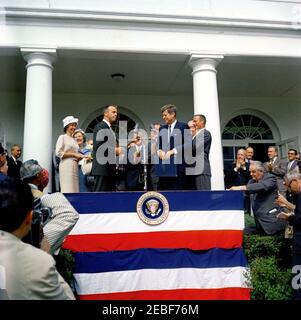 Präsentation der NASA (National Aeronautics and Space Administration) Distinguished Service Medal (DSM) an Astronaut Cmdr. Alan B. Shepard, Jr., 10:00am Uhr. Präsentation der Distinguished Service Medal der National Aeronautics and Space Administration (NASA) an Astronautenkommandant Alan B. Shepard, Jr. auf Plattform, L-R: Louise Brewer Shepard (Ehefrau von Commander Shepard); Renza (Emerson) Shepard (Mutter Commander Shepard); Commander Shepard; Astronaut Oberstleutnant John H. Glenn, Jr.; Administrator der NASA, James E. Webb; Präsident John F. Kennedy; Astronaut Lieutenant Commander M. Scott Carp Stockfoto