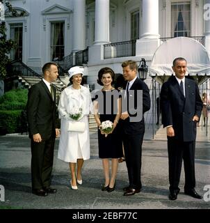 Präsentation der NASA (National Aeronautics and Space Administration) Distinguished Service Medal (DSM) an Astronaut Cmdr. Alan B. Shepard, Jr., 10:00am Uhr. Astronautenkommandant Alan B. Shepard, Jr., und seine Frau Louise Brewer Shepard kommen zur Verleihung der Distinguished Service Medal (DSM) der National Aeronautics and Space Administration (NASA) an Commander Shepard an. L-R: Commander Shepard; Mrs. Shepard; First Lady Jacqueline Kennedy; President John F. Kennedy; Vice President Lyndon B. Johnson. South Portico, White House, Washington, D.C. Stockfoto