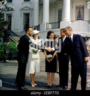 Präsentation der NASA (National Aeronautics and Space Administration) Distinguished Service Medal (DSM) an Astronaut Cmdr. Alan B. Shepard, Jr., 10:00am Uhr. Astronautenkommandant Alan B. Shepard, Jr., und seine Frau Louise Brewer Shepard kommen zur Verleihung der Distinguished Service Medal (DSM) der National Aeronautics and Space Administration (NASA) an Commander Shepard an. L-R: Pressesprecher Pierre Salinger (hinten); Kommandant Shepard; Frau Shepard; First Lady Jacqueline Kennedy; Naval Aide to the President, Commander Tazewell Shepard (hinten); Präsident John F. Kennedy; Vice Pre Stockfoto