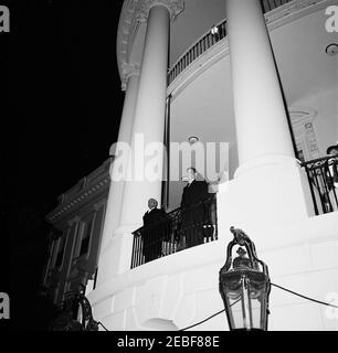 Abendessen zu Ehren von Habib Bourguiba, Sr., Präsident von Tunesien, 8:00pm Uhr. Abendessen zu Ehren von Habib Bourguiba, Sr., Präsident von Tunesien. Präsident Bourguiba und Präsident John F. Kennedy stehen auf dem Südbalkon von Portico, im Weißen Haus, Washington, D.C. Stockfoto