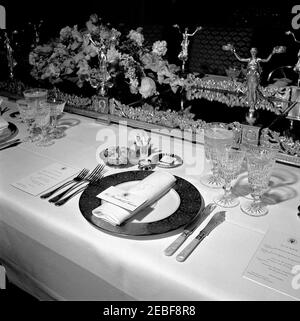 Abendessen zu Ehren von Habib Bourguiba, Sr., Präsident von Tunesien, 8:00pm Uhr. Tischgestaltung und Blumenarrangement zum Abendessen zu Ehren von Habib Bourguiba, Sr., Präsident von Tunesien. State Dining Room, White House, Washington, D.C. Stockfoto