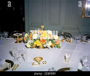 Abendessen zu Ehren von Habib Bourguiba, Sr., Präsident von Tunesien, 8:00pm Uhr. Tischgestaltung und Blumenarrangement zum Abendessen zu Ehren von Habib Bourguiba, Sr., Präsident von Tunesien. State Dining Room, White House, Washington, D.C. Stockfoto