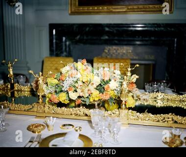 Abendessen zu Ehren von Habib Bourguiba, Sr., Präsident von Tunesien, 8:00pm Uhr. Tischgestaltung und Blumenarrangement zum Abendessen zu Ehren von Habib Bourguiba, Sr., Präsident von Tunesien. State Dining Room, White House, Washington, D.C. Stockfoto