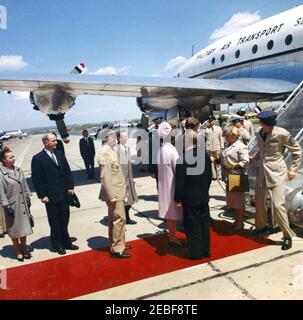 Ankunftzeremonien für Habib Bourguiba, Sr., Präsident von Tunesien, und Frau Moufida Bourguiba, 12:00pm Uhr. Ankunftszeremonien für Habib Bourguiba, Sr., Präsident von Tunesien. L-R: Virginia Rusk (Ehefrau von Dean Rusk); Staatssekretär, Dean Rusk; Militärhilfe an den Präsidenten, General Chester V. Clifton; Dolmetscher Charles Sedgwick; First Lady Jacqueline Kennedy (mit Rücken zur Kamera); Präsident Bourguiba (mit Rücken zur Kamera); Präsident John F. Kennedy (hinter Bourguiba); First Lady von Tunesien, Moufida Bourguiba (früher Mathilde Lorrain); andere nicht identifiziert. Militärflugverkehr (MAT Stockfoto
