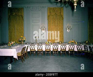 Abendessen zu Ehren von Habib Bourguiba, Sr., Präsident von Tunesien, 8:00pm Uhr. Tische mit Platz Einstellungen und Blumenarrangements für das Abendessen zu Ehren von Habib Bourguiba, Sr., Präsident von Tunesien. State Dining Room, White House, Washington, D.C. Stockfoto