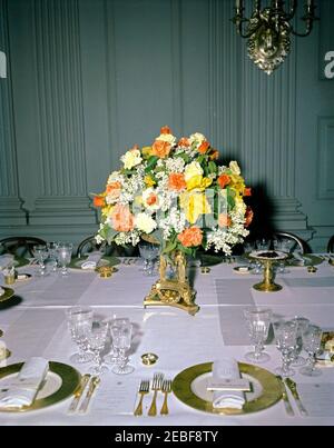 Abendessen zu Ehren von Habib Bourguiba, Sr., Präsident von Tunesien, 8:00pm Uhr. Tischgestaltung und Blumenarrangement zum Abendessen zu Ehren von Habib Bourguiba, Sr., Präsident von Tunesien. State Dining Room, White House, Washington, D.C. Stockfoto