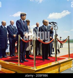 Ankunftzeremonien für Habib Bourguiba, Sr., Präsident von Tunesien, und Frau Moufida Bourguiba, 12:00pm Uhr. Ankunftszeremonien für Habib Bourguiba, Sr., Präsident von Tunesien; Präsident Bourguiba spricht in Mikrofone. Hinter Präsident Bourguiba, L-R: Staatssekretär für auswärtige Angelegenheiten Tunesiens, Dr. Sadok Mokaddem; Staatssekretär, Dean Rusk; Präsident John F. Kennedy; Dolmetscher Charles Sedgwick; Protokollchef, Angier Biddle Duke. Military Air Transport Service (MATS) Terminal, Washington National Airport, Washington, D.C. Stockfoto