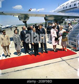 Ankunftzeremonien für Habib Bourguiba, Sr., Präsident von Tunesien, und Frau Moufida Bourguiba, 12:00pm Uhr. Ankunftszeremonien für Habib Bourguiba, Sr., Präsident von Tunesien. L-R: Stabschef der US-Armee, General George H. Decker; Virginia Rusk (Ehefrau von Dean Rusk); Staatssekretär, Dean Rusk; Präsident Bourguiba; Protokollchef, Angier Biddle Duke (hinter Bourguiba); Präsident John F. Kennedy; First Lady Jacqueline Kennedy; Stellvertretender Chef des Protokolls für Besuche und öffentliche Veranstaltungen, Samuel L. King (hinten, teilweise versteckt); First Lady von Tunesien, Moufida Bourguiba (früher M Stockfoto