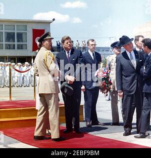 Ankunftzeremonien für Habib Bourguiba, Sr., Präsident von Tunesien, und Frau Moufida Bourguiba, 12:00pm Uhr. Ankunftszeremonien für Habib Bourguiba, Sr., Präsident von Tunesien. L-R: Militärhilfe für den Präsidenten, General Chester V. Clifton; First Lady Jacqueline Kennedy (teilweise versteckt hinter Clifton); Präsident John F. Kennedy; Protokolloffizier für das Außenministerium, Richard J. Gookin; Assistent der Luftwaffe für den Präsidenten, Major Frank S. Evans (hinten); nicht identifiziert; Assistant Chief of Protocol for Visits and Public Events, Samuel L. King (Gesicht verdeckt); nicht identifiziert. Militär A Stockfoto