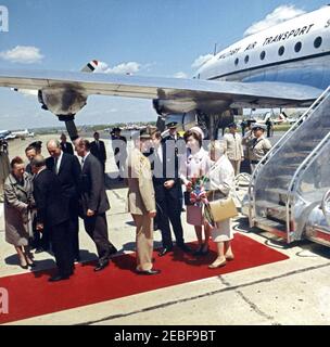 Ankunftzeremonien für Habib Bourguiba, Sr., Präsident von Tunesien, und Frau Moufida Bourguiba, 12:00pm Uhr. Ankunftszeremonien für Habib Bourguiba, Sr., Präsident von Tunesien. L-R: Virginia Rusk (Ehefrau von Dean Rusk); Präsident Bourguiba (mit Rücken zur Kamera); Dolmetscher Charles Sedgwick (hinten); Staatssekretär, Dean Rusk; Protokollführer, Angier Biddle Duke; Militärhilfe für den Präsidenten, General Chester V. Clifton; Präsident John F. Kennedy; First Lady Jacqueline Kennedy; First Lady von Tunesien, Moufida Bourguiba (früher Mathilde Lorrain); andere nicht identifiziert. Militär Air Transport Serv Stockfoto