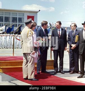 Ankunftzeremonien für Habib Bourguiba, Sr., Präsident von Tunesien, und Frau Moufida Bourguiba, 12:00pm Uhr. Ankunftszeremonien für Habib Bourguiba, Sr., Präsident von Tunesien. L-R: Militärhilfe für den Präsidenten, General Chester V. Clifton; First Lady Jacqueline Kennedy; Präsident John F. Kennedy; Assistant Chief of Protocol for Visits and Public Events, Samuel L. King; Protokolloffizier für das Außenministerium, Richard J. Gookin; nicht identifiziert. Military Air Transport Service (MATS) Terminal, Washington National Airport, Washington, D.C. Stockfoto