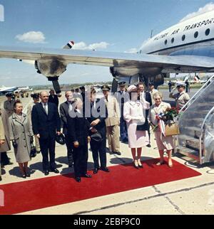 Ankunftzeremonien für Habib Bourguiba, Sr., Präsident von Tunesien, und Frau Moufida Bourguiba, 12:00pm Uhr. Ankunftszeremonien für Habib Bourguiba, Sr., Präsident von Tunesien. L-R: Virginia Rusk (Ehefrau von Dean Rusk); Staatssekretär, Dean Rusk; Protokollchef, Angier Biddle Duke; Präsident Bourguiba; Präsident John F. Kennedy; militärische Begabung des Präsidenten, General Chester V. Clifton; First Lady Jacqueline Kennedy; Stellvertretender Chef des Protokolls für Besuche und öffentliche Veranstaltungen, Samuel L. King (hinten, teilweise versteckt); First Lady von Tunesien, Moufida Bourguiba (früher Mathilde Lorrain); andere un Stockfoto