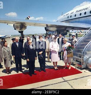 Ankunftzeremonien für Habib Bourguiba, Sr., Präsident von Tunesien, und Frau Moufida Bourguiba, 12:00pm Uhr. Ankunftszeremonien für Habib Bourguiba, Sr., Präsident von Tunesien. L-R: Virginia Rusk (Ehefrau von Dean Rusk); Staatssekretär, Dean Rusk; Präsident Bourguiba; Protokollchef, Angier Biddle Duke (hinter Bourguiba); Präsident John F. Kennedy; militärische Aide an den Präsidenten, General Chester V. Clifton (hinten); First Lady Jacqueline Kennedy; Stellvertretender Leiter des Protokolls für Besuche und öffentliche Veranstaltungen, Samuel L. King (im Rücken); First Lady von Tunesien, Moufida Bourguiba (früher Mathilde Lorrain Stockfoto