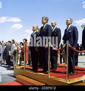 Ankunftzeremonien für Habib Bourguiba, Sr., Präsident von Tunesien, und Frau Moufida Bourguiba, 12:00pm Uhr. Ankunftszeremonien für Habib Bourguiba, Sr., Präsident von Tunesien. Auf Plattform stehend, L-R: Präsident Bourguiba; Präsident John F. Kennedy; Staatssekretär, Dean Rusk; Botschafter von Tunesien, Habib Bourguiba, Jr. First Lady Jacqueline Kennedy und First Lady von Tunesien, Moufida Bourguiba (früher Mathilde Lorrain), stehen links von Plattform. Military Air Transport Service (MATS) Terminal, Washington National Airport, Washington, D.C. Stockfoto