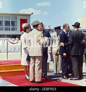 Ankunftzeremonien für Habib Bourguiba, Sr., Präsident von Tunesien, und Frau Moufida Bourguiba, 12:00pm Uhr. Ankunftszeremonien für Habib Bourguiba, Sr., Präsident von Tunesien. L-R: First Lady Jacqueline Kennedy; Militärhilfe an den Präsidenten, General Chester V. Clifton (mit zurück zur Kamera); Präsident John F. Kennedy; Assistent der Luftwaffe beim Präsidenten, Major Frank S. Evans; Protokolloffizier für das Außenministerium, Richard J. Gookin; nicht identifiziert. Military Air Transport Service (MATS) Terminal, Washington National Airport, Washington, D.C. Stockfoto