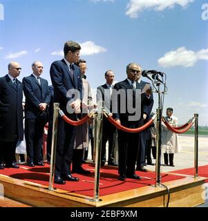 Ankunftzeremonien für Habib Bourguiba, Sr., Präsident von Tunesien, und Frau Moufida Bourguiba, 12:00pm Uhr. Ankunftszeremonien für Habib Bourguiba, Sr., Präsident von Tunesien. L-R: Staatssekretär für auswärtige Angelegenheiten Tunesiens, Dr. Sadok Mokaddem; Staatssekretär, Dean Rusk; Präsident John F. Kennedy; Dolmetscher Charles Sedgwick; Protokollchef, Angier Biddle Duke; Präsident Bourguiba; Geheimagent des Weißen Hauses, Gerald u201cJerryu201d Behn (rechts von der Plattform). Military Air Transport Service (MATS) Terminal, Washington National Airport, Washington, D.C. Stockfoto
