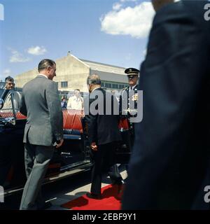 Ankunftzeremonien für Habib Bourguiba, Sr., Präsident von Tunesien, und Frau Moufida Bourguiba, 12:00pm Uhr. Ankunftszeremonien für Habib Bourguiba, Sr., Präsident von Tunesien. Präsident Bourguiba tritt ins Auto; Geheimagent des Weißen Hauses, Gerald u201cJerryu201d Behn, steht ganz links; andere nicht identifiziert. Military Air Transport Service (MATS) Terminal, Washington National Airport, Washington, D.C. Stockfoto