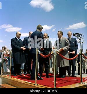 Ankunftzeremonien für Habib Bourguiba, Sr., Präsident von Tunesien, und Frau Moufida Bourguiba, 12:00pm Uhr. Ankunftszeremonien für Habib Bourguiba, Sr., Präsident von Tunesien. Auf der Plattform schüttelt Präsident John F. Kennedy (mit dem Rücken zur Kamera) die Hände mit Präsident Bourguiba; Staatssekretär für auswärtige Angelegenheiten Tunesiens, Dr. Sadok Mokaddem, steht links von Präsident Kennedy (mit Sonnenbrille); Interpret Charles Sedgwick steht rechts von Präsident Bourguiba. First Lady Jacqueline Kennedy und First Lady von Tunesien, Moufida Bourguiba (früher Mathilde Lorrain), stehen ganz links; White Ho Stockfoto