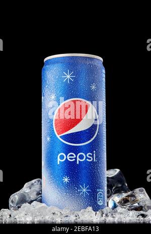 MOGILEV, WEISSRUSSLAND - JANUAR 29 2021: Dose Pepsi Cola auf Eis auf schwarzem Hintergrund, Pepsi ist ein kohlensäurehaltiges Erfrischungsgetränk, das PepsiCo produziert. Erstellt im Jahr 1893 Stockfoto