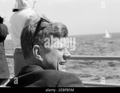 Präsident Kennedy beobachtet das 1st Americau0027s Cup Race. Präsident John F. Kennedy beobachtet das erste Rennen des Cup 1962 Americau0027s von Bord der USS Joseph P. Kennedy, Jr., vor der Küste von Newport, Rhode Island. Stockfoto