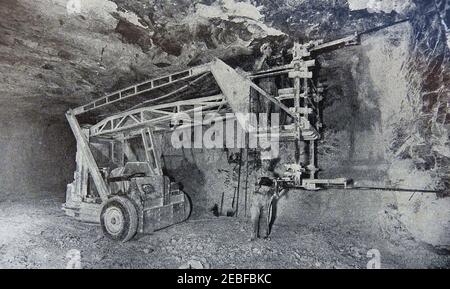 Ein frühes Pressefoto von Arbeitern im Untergrund der ehemaligen Anyhydrit-Mine in Billingham UK. Anhydrit (Calciumsulfat) wurde in Billingham von 1927 bis 1971 über einen Zeitraum von 44 Jahren abgebaut und über 33 Millionen Tonnen gefördert. Nur 50 % des Minerals wurden vor der Schließung der Mine abgebaut. Stockfoto