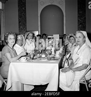 First Lady Jacqueline Kennedy (JBK) nimmt an der Senate Ladies Red Cross Unit Lunch Teil. Mitglieder des Senats Damen Rotes Kreuz Einheit besuchen ein Mittagessen in der Old Supreme Court Chamber, United States Capitol Building, Washington, D.C. die Rotes Kreuz Einheit (auch bekannt als u201cLadies der Senateu201d) besteht aus den Frauen von Mitgliedern des US-Senats. Von links nach rechts: Nicht identifiziert; ehemaliger Direktor des Büros Womenu2019s im Arbeitsministerium, Mary Anderson; nicht identifiziert; Loucile Jacks Bibel (Frau von Senator Alan Bibel von Nevada); nicht identifiziert; Ellyn Lo Fong (Frau von Senator Hiram Fong Stockfoto