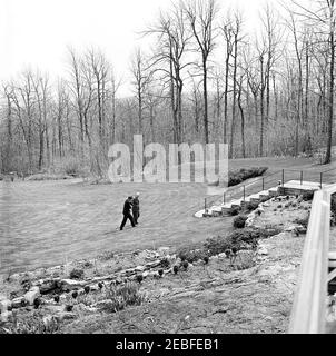 Treffen mit dem ehemaligen Präsidenten Dwight D. Eisenhower (DDE) in Camp David. Präsident John F. Kennedy und der ehemalige Präsident General Dwight D. Eisenhower sprechen privat, während sie während ihres Treffens in Camp David, Frederick County, Maryland, zu einer Treppe gehen. Stockfoto