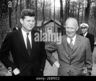 Treffen mit dem ehemaligen Präsidenten Dwight D. Eisenhower (DDE) in Camp David. Präsident John F. Kennedy und der ehemalige Präsident General Dwight D. Eisenhower treffen sich in Camp David, Frederick County, Maryland. Stockfoto