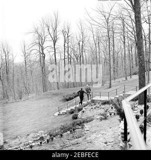 Treffen mit dem ehemaligen Präsidenten Dwight D. Eisenhower (DDE) in Camp David. Präsident John F. Kennedy und der ehemalige Präsident General Dwight D. Eisenhower sprechen privat, während sie während ihres Treffens in Camp David, Frederick County, Maryland, auf einer Treppe stehen. Stockfoto