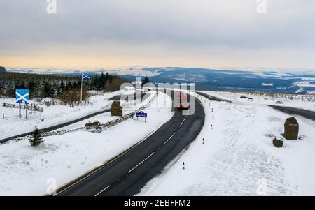 Blick nördlich der A68 Fernstraße, die die Grenze zwischen England und Schottland von Northumberland in die Scottish Borders Region überquert, an der Carter Bar. Stockfoto