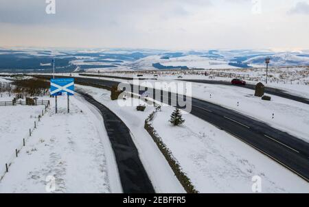 Blick nördlich der A68 Fernstraße, die die Grenze zwischen England und Schottland von Northumberland in die Scottish Borders Region überquert, an der Carter Bar. Stockfoto