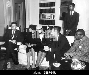 Besuch von Wilma Rudolph, dreimalige olympische Goldmedaillengewinnerin, 4:44pm Uhr. John F. Kennedy und Vice President Lyndon B. Johnson treffen sich mit der olympischen Leichtathletik-Goldmedaillengewinnerin Wilma Rudolph im Oval Office, White House, Washington, D.C. (L-R) Präsident Kennedy; Wilma Rudolph; Rudolphu2019s Mutter Blanche Rudolph; Vice President Johnson; Robert Logan (stehend); Trainer des olympischen Rennteams 1960 womenu2019s Edward Temple. Stockfoto