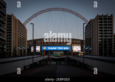 Thank you NHS Digital-Schild wird auf der Seite des Wembley-Stadion, ein Ort, der wegen der Coronavirus-Pandemie geschlossen ist, und unwahrscheinlich, bald wieder zu öffnen, es sei denn, Regierungsrichtlinien ändern, Wembley, London angezeigt. Bilddatum: Montag, 22nd. Juni 2020. Bildnachweis sollte lauten: David Jensen Stockfoto