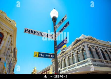 Straßenlaterne und Schild in der High Street die Hauptstraße durch die Stadt Fremantle, Hafen von Perth in Western Australia. Die Straße führt an historischen vorbei Stockfoto