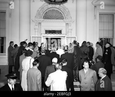 Mittagessen zu Ehren von Konrad Adenauer, Bundeskanzler der Bundesrepublik Deutschland, 1:00pm Uhr. Bundeskanzler Konrad Adenauer und Außenminister Dr. Heinrich von Brentano stehen vor Pressemitgliedern am Nordeingang des Weißen Hauses in Washington, D.C. vor einem Mittagessen im Weißen Haus zu Ehren von Bundeskanzler Adenauer. Ebenfalls abgebildet: US-Chef des Protokolls, Angier Biddle Duke. Stockfoto