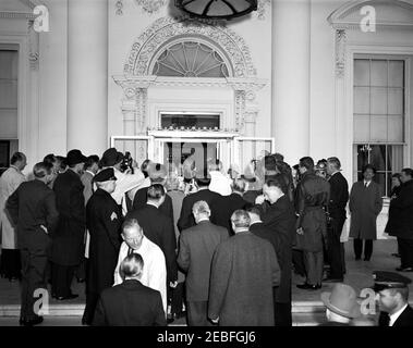 Mittagessen zu Ehren von Konrad Adenauer, Bundeskanzler der Bundesrepublik Deutschland, 1:00pm Uhr. Bundeskanzler Konrad Adenauer und Vizepräsident Lyndon B. Johnson sprechen mit Pressemitgliedern am Nordeingang des Weißen Hauses in Washington, D.C., vor einem Mittagessen im Weißen Haus zu Ehren von Bundeskanzler Adenauer. Dolmetscher Heinz Weber steht zwischen Vizepräsident Johnson und Kanzler Adenauer. Stockfoto