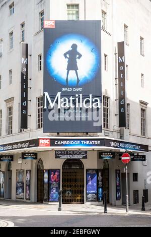 Das Cambridge Theatre, die Heimat von Roald Dahls Matilda, die wegen der Covid-19 Pandemie geschlossen ist, und wahrscheinlich bald eröffnet wird, es sei denn, die Regierungsrichtlinien ändern sich, Seven Dials, London. Stockfoto