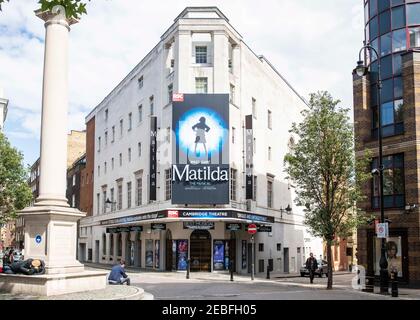 Das Cambridge Theatre, die Heimat von Roald Dahls Matilda, die wegen der Covid-19 Pandemie geschlossen ist, und wahrscheinlich bald eröffnet wird, es sei denn, die Regierungsrichtlinien ändern sich, Seven Dials, London. Stockfoto